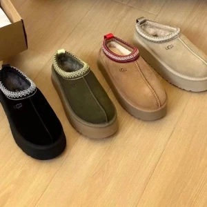 UGG boots i olika färger - UGG boots med platt sula och rund tå, fodrade med mjukt material. Finns i svart, olivgrön, beige och ljusbrun. Dekorativt mönster runt öppningen och grov yttersula. Perfekta för kalla dagar.