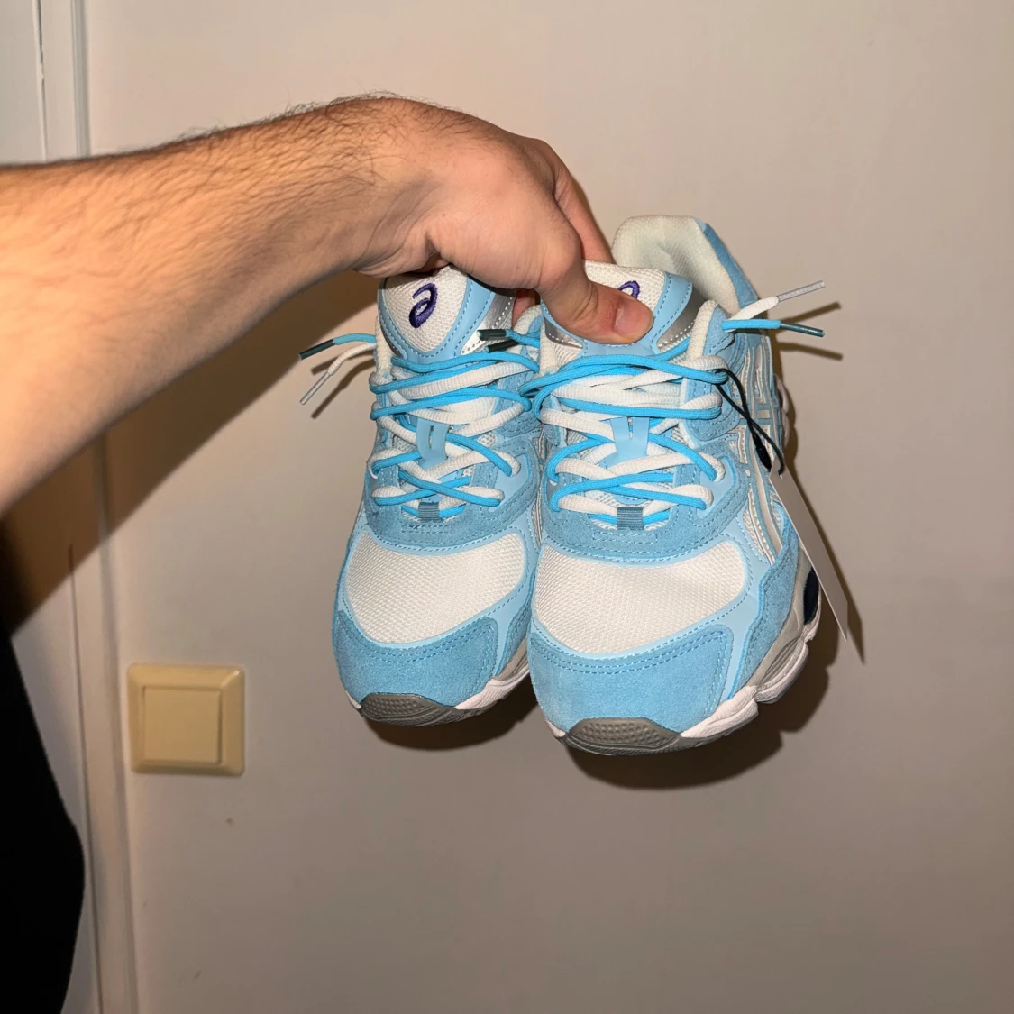 ASICS sneakers i ljusblått och vitt - 1