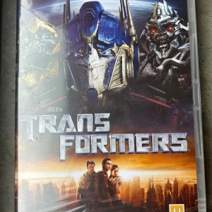 Inplastad transformers DVD - Säljer en DVD-utgåva av filmen Transformers. Följ med Autobots och Decepticons i en actionfylld kamp. Fortfarande inplastad!  Finns på språk: Engelska 