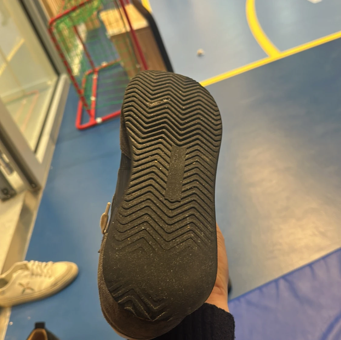 Svarta sneakers med mockadetaljer - 1