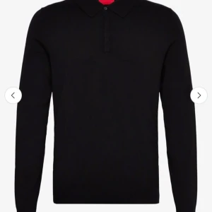 Svart långärmad pikétröja från Hugo - Svart pikétröja från Hugo med klassisk krage och två diskreta knappar framtill. Tröjan är långärmad och har en stilren look med röd logotyp på insidan av kragen. Säljer tröjan på grund av att den är för liten, tröjan är knappt använd. Storlek M, tröjans pris i nyskick är 1200 