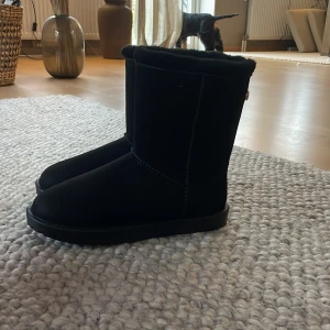 Svarta stall boots i mocka med pälsfoder - Säljer ett par svarta stall boots i mocka med mjukt pälsfoder på insidan. Helt oanvända för att det inte var min storlek, frakt ingår inte, orginalpris är 399kr