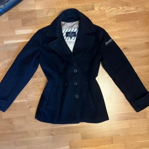 Lexington kappa - 🏷️ Brand: Lexington 📐 Size: M 🎨 Color: Navy Blue  🧵 Material: 100% Cotton 👕 Fit: Regular 📏 Length: Regular ⭐ Condition: Worn a few times ⚠️ Defects: None