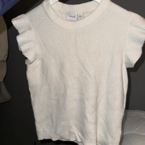 Topp - Väldigt fin stickad topp från Vila, använd men gott skick 🌸