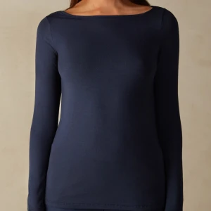 Mörkblå långärmad topp från Intimissimi - Supersnygg mörkblå långärmad topp från intimissimi med rundad urringning. Modellen är slim och sitter riktigt snyggt mot kroppen. Materialet är mjukt och stretchigt, perfekt för dig som gillar stilrena och enkla plagg. Endast använd ett fåtal gånger, inga defekter alls.