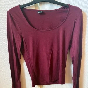 Tröja från Gina - Vinröd tröja. Använd typ en gång. Skriv privat för fler bilder! Pris kan diskuteras! 