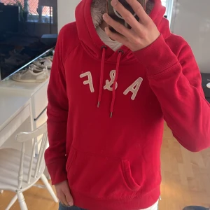 Fodrad 2000s Abercrombie & Fitch hoodie - Säljer nu denna sjukt snygga och bekväma hoodie från Abercrombie & Fitch! Tillverkas ej längre och är väldigt eftertraktad 🤩 Pälsen i luven ger både komfort och en snygg detalj🤝 Storlek på etiketten är L men tröjan passar bättre som S/M! Unisex 🙌 perfekt till höst och vinter ❄️ Skriv vid funderingar 📲