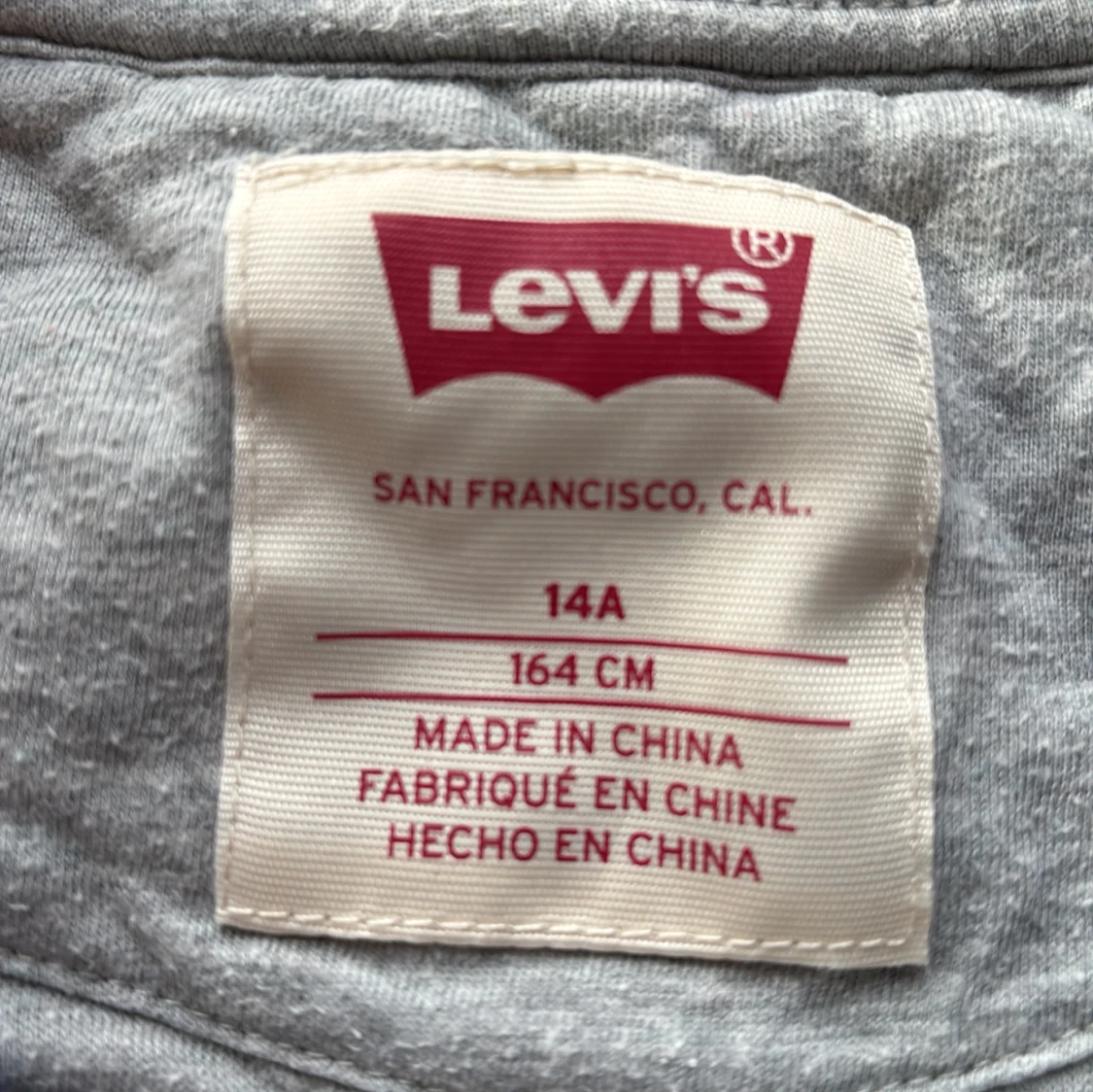 Grå quiltad sweatshirt från Levi's - 2