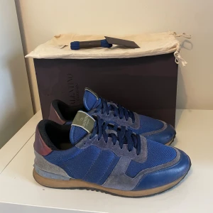Valentino rockrunner skor  - Säljer nu dessa Valentino rockrunner skor, skriv för fler bilder/frågor🙌🏼