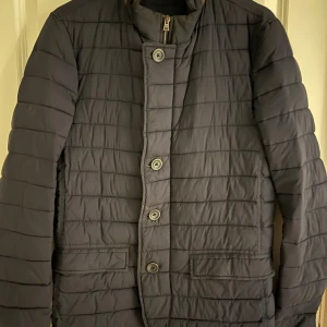 Herno lightweight jacket men - Här har vi en riktigt schysst jacka från Herno. Jackan är storlek S men passar båda S och M. Nypris ligger på runt 4000kr och jag säljer den för 2099kr. Skriv gärna om du har ytterligare frågor!