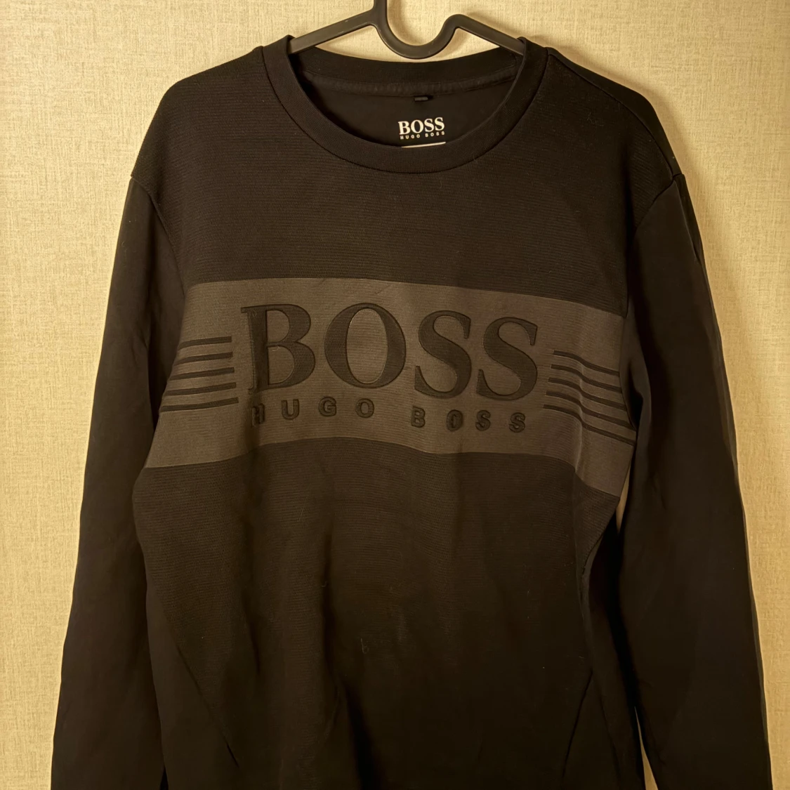 Svart tröja från Hugo Boss med logga