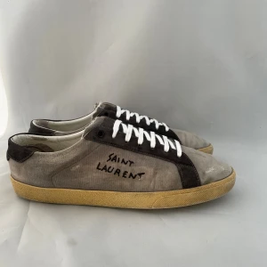 Saint Laurent skor  - Säljer nu dessa super snygga gråa Saint Laurent skor som har lite slitningar i populär design, skriv för fler bilder/frågor🙌🏼