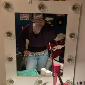 Lila croppad blus - Säljer en lila croppad blus från Urban outfitters, blusen har lite defekter som trådar osv men inget annat än de. Osäker på storleken men skulle säga xs 🙌🏽