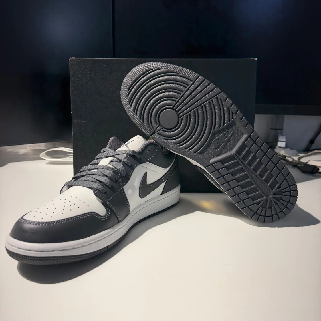 Nike Jordan 1 Low vit och grå- EUR 43- Helt Nya - 2