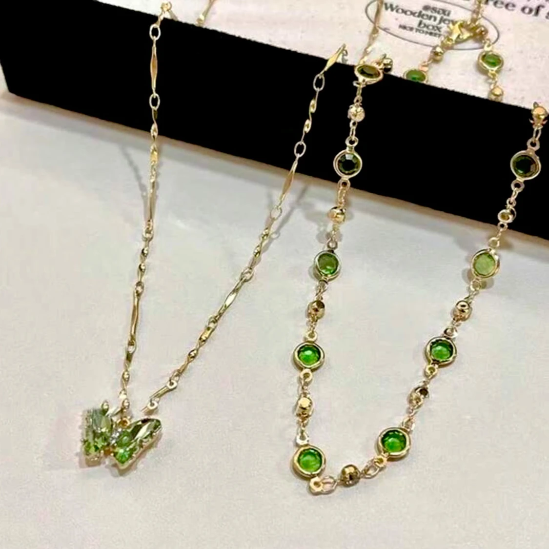 Set ingår 2 st  halsband med grön fjäril - 1