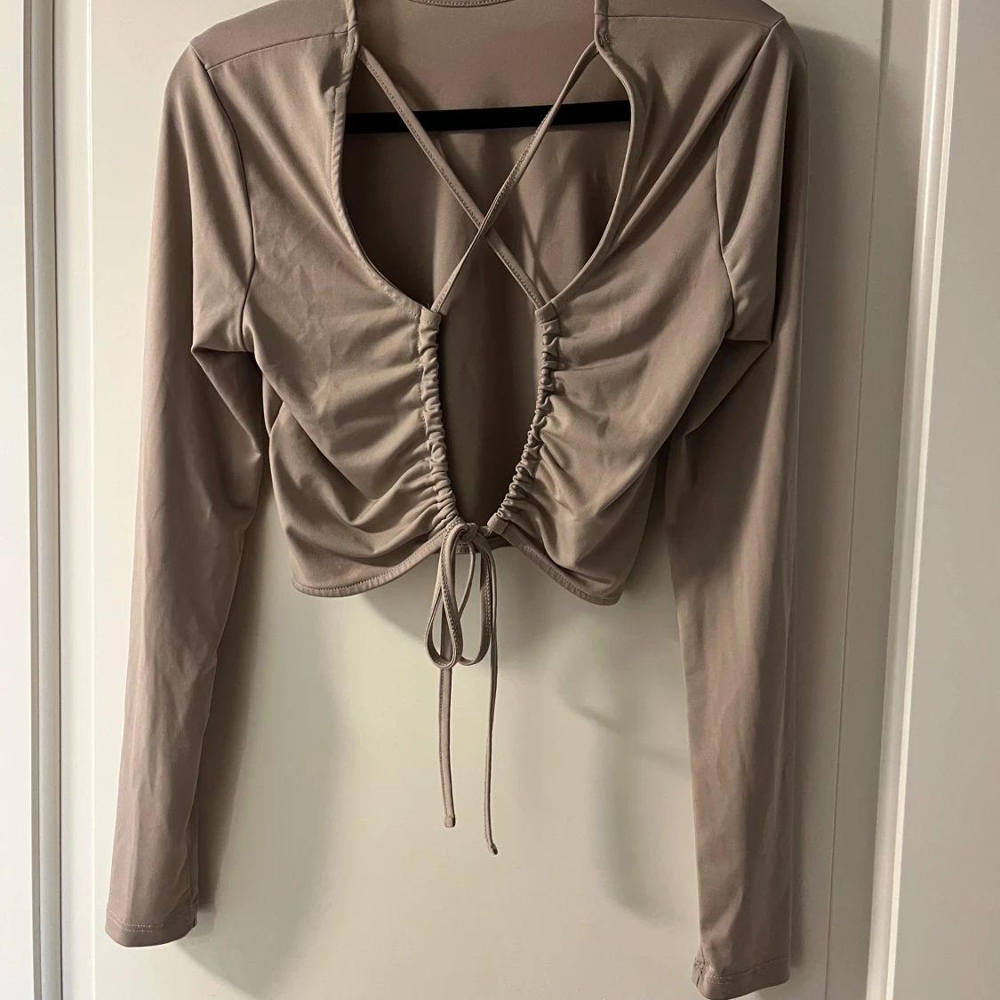 Beige topp öppen rygg från Nelly  - 1