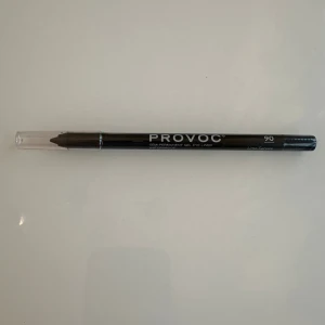 PROVOC svart gel eyeliner penna - Svart gel eyeliner från PROVOC i pennformat. Vattenfast och perfekt för att skapa skarpa eller suddade linjer. Enkel att applicera och sitter länge