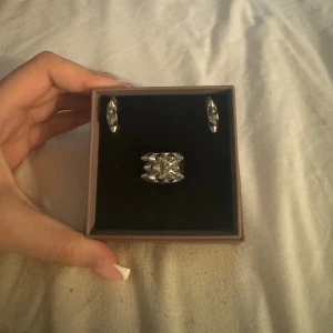 Edblad smycken  - Populära edblad settet! Ringen är i storlek 18. Boxen följer med! 