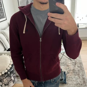 Vinröd Ralph Lauren zip hoodie  - Otroligt fet hoodie i toppskick, priset kan såklart diskuteras! 