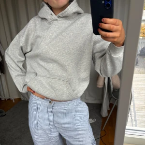 Grå hoodie - Grå hoodie från Bilbok. Lite sliten men ändå i bra skick. 