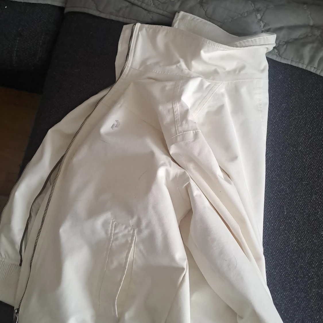 Vit bomberjacka från Peak Performance - 2