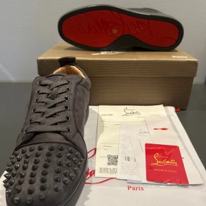 Christian Louboutin skor  -  Säljer ett par skor från Christian Louboutin i storlek 44. Skorna är i färgen grå svart . Skorna är helt nya och har inga defekter. och är 10/10 skick. Vid frågor eller intresse är det bara att höra av sig 