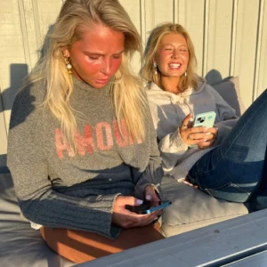 Grå stickad polotröja Zadig & Voltaire - Supermysig grå stickad polotröja från Zadig & Voltaire med rosa texten 'AMOUR' framtill. Gjord i merinoull, alpacka och polyamid för extra mjuk känsla. Perfekt för kyliga dagar. Storlek xs , väldigt fint skick bara använd några enstaka gånger för året 🫶🏻 är öppen för prisförslag !❣️❣️