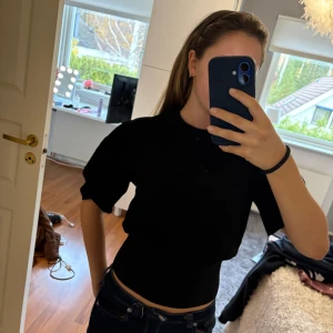 Svart topp från Ginatricot - Jättefin kvalitet och resår och aldrig använd! Storlek XS