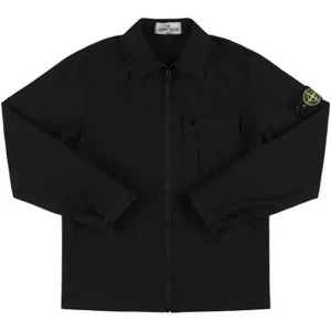 Svart overshirt från Stone Island - Svart overshirt från Stone Island med klassisk krage, dragkedja framtill och bröstficka. Ikonisk logotyp på vänster ärm. Perfekt för lager-på-lager och stilren streetwear-look.