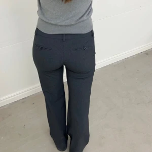 Mörkgrå kostymbyxa  - Snygga mörkgrå kostymbyxor från Alobha! Storlek S och passar mig perfekt som är 170❤️
