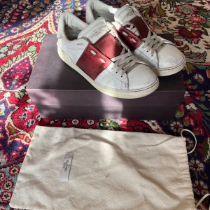 Valentino - Säljer mina valentinos i denna supersnygga ”metallic red”-färgen! Storlek: 41, passar 42. Cond:5/10(?). Har gått upp i hälen, samt lite färgsläpp här och var, men skorna har mycket kvar att ge! Dustbag samt box ingår. Hör av er vid frågor🙂