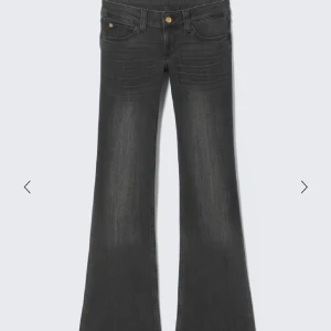 Bootcut svarta jeans med slitningar - Snygga svarta bootcut jeans från weekday. Pris kan diskuteras