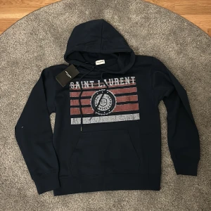 Ysl-hoodie mörkblå  - Mörkblå Ysl hoodie, helt ny oanvänd. Storlek XS