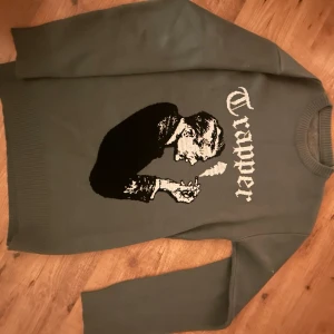 Grå stickad tröja med Trapper-tryck - Stickad tröja från Made from trappers.                                 Bara att skriva om man vill se fler bilder.                    Pris kan diskuteras!!!