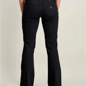 Abrand jeans  - Säljer mina Abrand jeans super low kick i strl:24 då det är för korta för mig, då jag beställde fel längd. Jeansen är lågmidjade och super sköna. Jeansen är knappt använda då det är för korta. Skicka för mer bilder. Jag är 169cm 