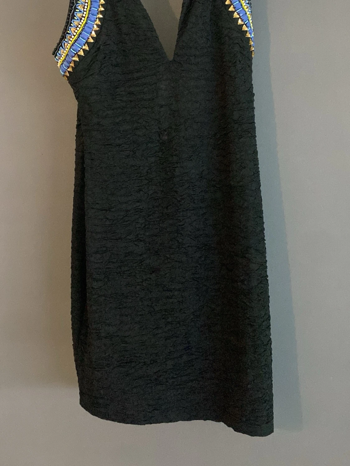 Svart klänning med pärldetaljer