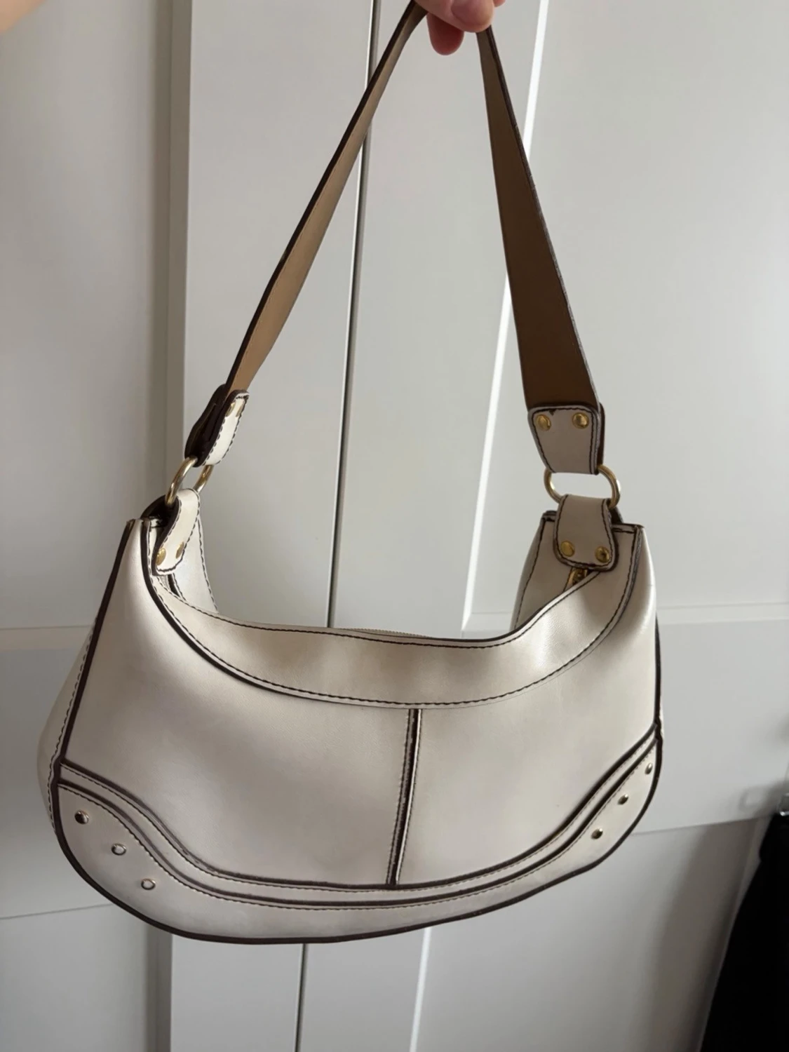 Vit axelväska i skinn med detaljer - 3