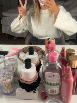 Vit  stickad tröja - Säljer en vit stickad tröja med breda ärmar och ribbade muddar. Tröjan har en enkel och clean design som passar perfekt till jeans eller mjukisbyxor. Supermjuk och skön att ha på sig under kyliga dagar.