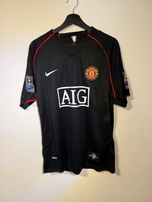 Manchester United Matchtröja - Säljer en svart Manchester United matchtröja från Nike. Matchstället från 2007/08 eller liknande. Ronaldo med nummer 7 på ryggen. Helt ny, aldrig använd. Skriv pm för frågor eller prisförslag