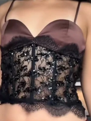 Spetstopp med paljetter zara  - Säljer denna snygga toppen från zara!! Helt slut på hemsidan. Har en i strl s och en i m. Dragkedjan på den i strl s funkar inte (igenstängd men går inte att öppna helt), den i M strular också lite (går ej att stänga helt, litet glapp) Skriv om du vill köpa så laddar jag upp ny annons me storleken du vill köpa. Helt slutsåld på hemsidan 