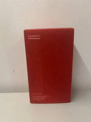 Röd parfymkartong Maison Francis Kurkdjian - Säljer en elegant parfymkartong från Maison Francis Kurkdjian i en djup röd färg med gulddetaljer på ovansidan. Kartongen är rektangulär och har text på franska samt engelska. Perfekt för dig som gillar ly soparfymer och snygg design. Priset kan diskuteras 