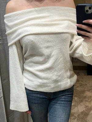 Off shoulder vit tröja - Off shoulder tröja