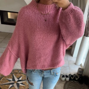 fin rosa stickad - sååå snygg rosa stickad, tröjan e storlek s men väldigt oversized som e najs. skriv för fler bilder💕