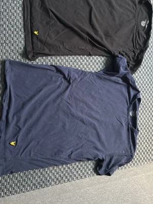 2 snygga  lyle & scott tröjor - Säljer 2 Lyle & scott tröjor för 50 kr styck eller 100 för båda, säljer dessa då dom inte passar i längden för mig💫/mvh