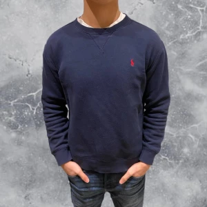 Ralph Lauren Sweater Tröja Navy Blå - •Ralph Lauren long sleeve sweater navy blue. Skick: 8/10, Inga skador! Storlek: 14/16 år ungdom = XS~. Modell: 173 cm, 63 kg. Sitter för litet på modellen. Authentic: ✅, QR Kod finns i plagget! Hör av dig vid frågor eller funderingar, mvh Hessler’s;)
