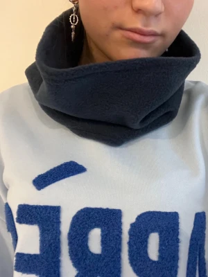 Mörkblå buff #01 💙 - Superfin mörkblå buff! Jättemjuk i fleece 💙 perfekt till skidresan och afterski! Egensydd så är inte helt perfekt 💙