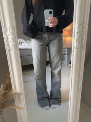 Jeans - Snygga gråa jeans från zara i storlek 34. Sparsamt använda 