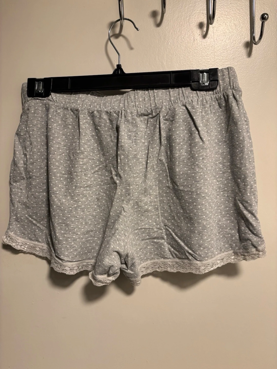 Grå pyjamasshorts med spetskant - 1