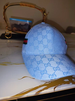 Ljusblå Gucc1 keps med monogram - fin