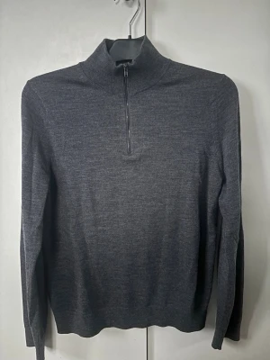 Riley merinoull half zip S - Sjukt snygg stilren merinoull half zip från Riley i S säljes. Inga hål eller fläckar och pris ej hugget i sten. I princip helt ny då den knappt är använd alls!